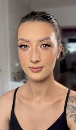 Apolonia Nails and Make up